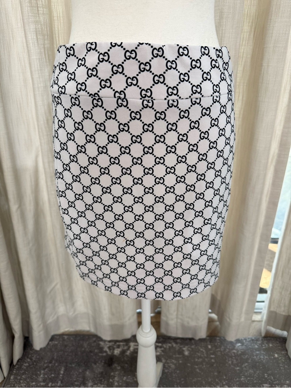 GG pattern White and Black Pencil Skirt